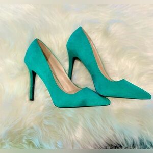SOLD- Women’s Vibrant Green Suede Heels. Size 8